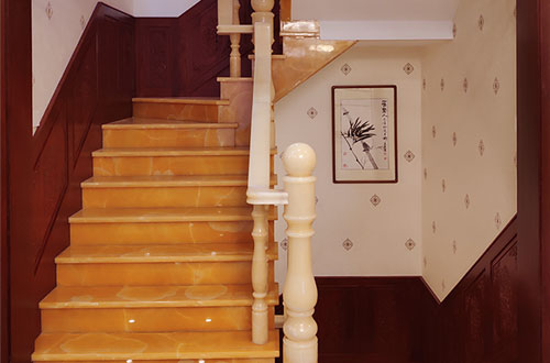泸定中式别墅室内汉白玉石楼梯的定制安装装饰效果
